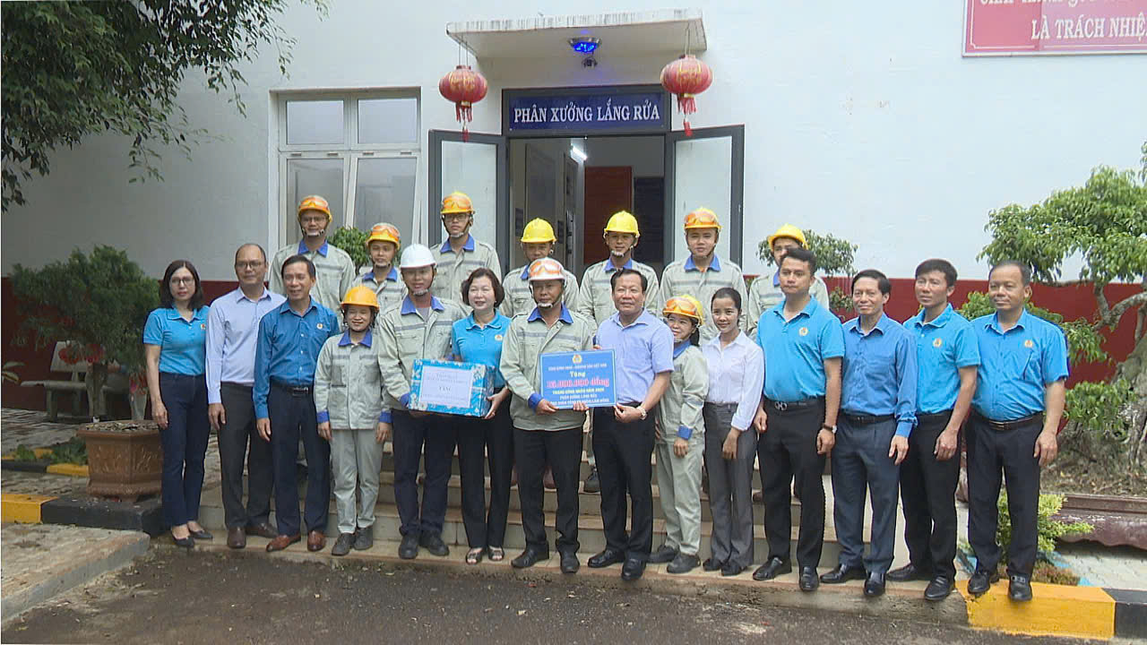 Công đoàn Than – Khoáng sản Việt Nam thăm, tặng quà cho người lao động Công ty Nhôm Lâm Đồng