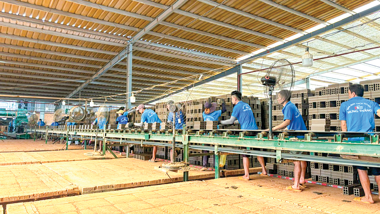 Đảm bảo tiền lương, bảo hiểm của người lao động