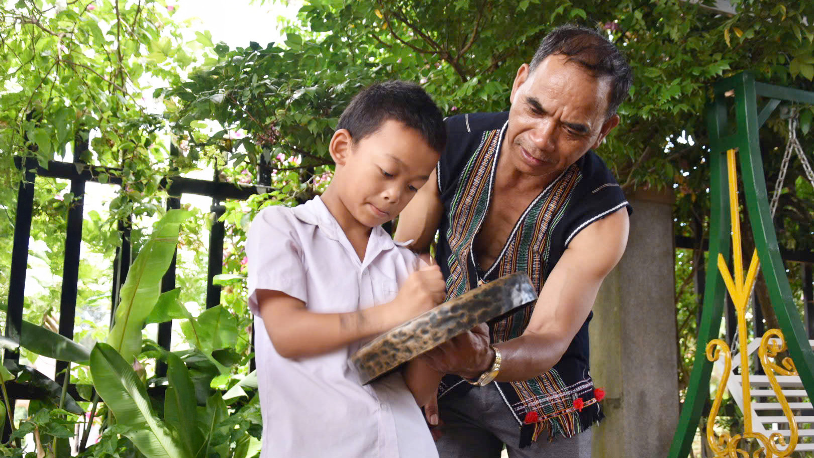 Người giữ “lửa” cho nhịp chiêng ngân