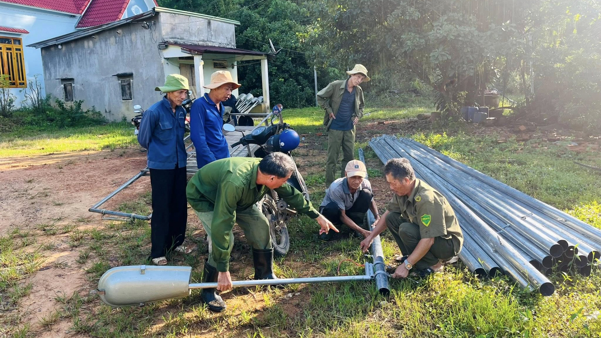 Đạ Huoai: Thanh niên chung tay xây dựng công trình thắp sáng đường quê