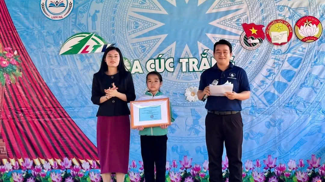 Trao hơn 400 triệu đồng cho nhân vật Hoa Cúc Trắng tại Lâm Hà