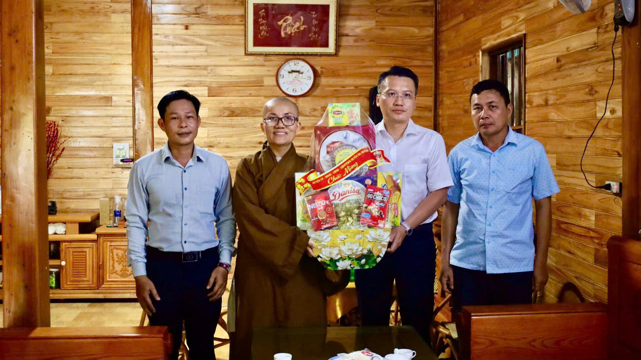 Lãnh đạo huyện Đạ Huoai thăm, chúc mừng cơ sở Phật giáo nhân dịp Đại lễ Phật đản