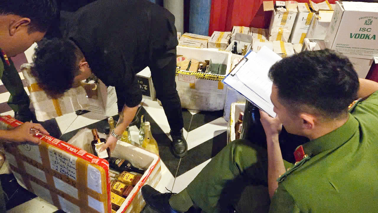 Đà Lạt: Kiểm tra quán bar, phát hiện nhiều người dương tính với ma tuý, tạm giữ hàng trăm chai rượu ngoại