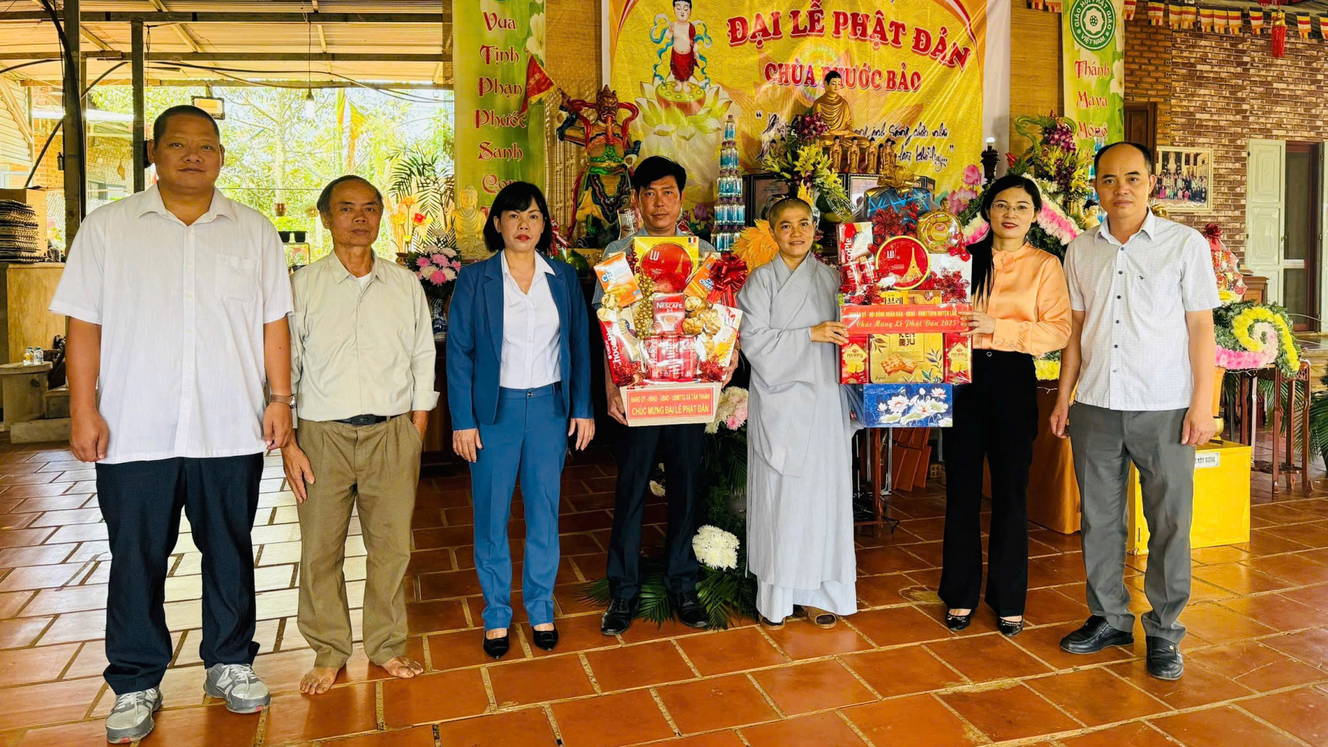 Lãnh đạo huyện Lâm Hà thăm, tặng quà các cơ sở Phật giáo