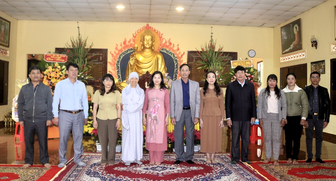 Lãnh đạo huyện Lạc Dương thăm, chúc mừng Đại lễ Phật đản năm 2025