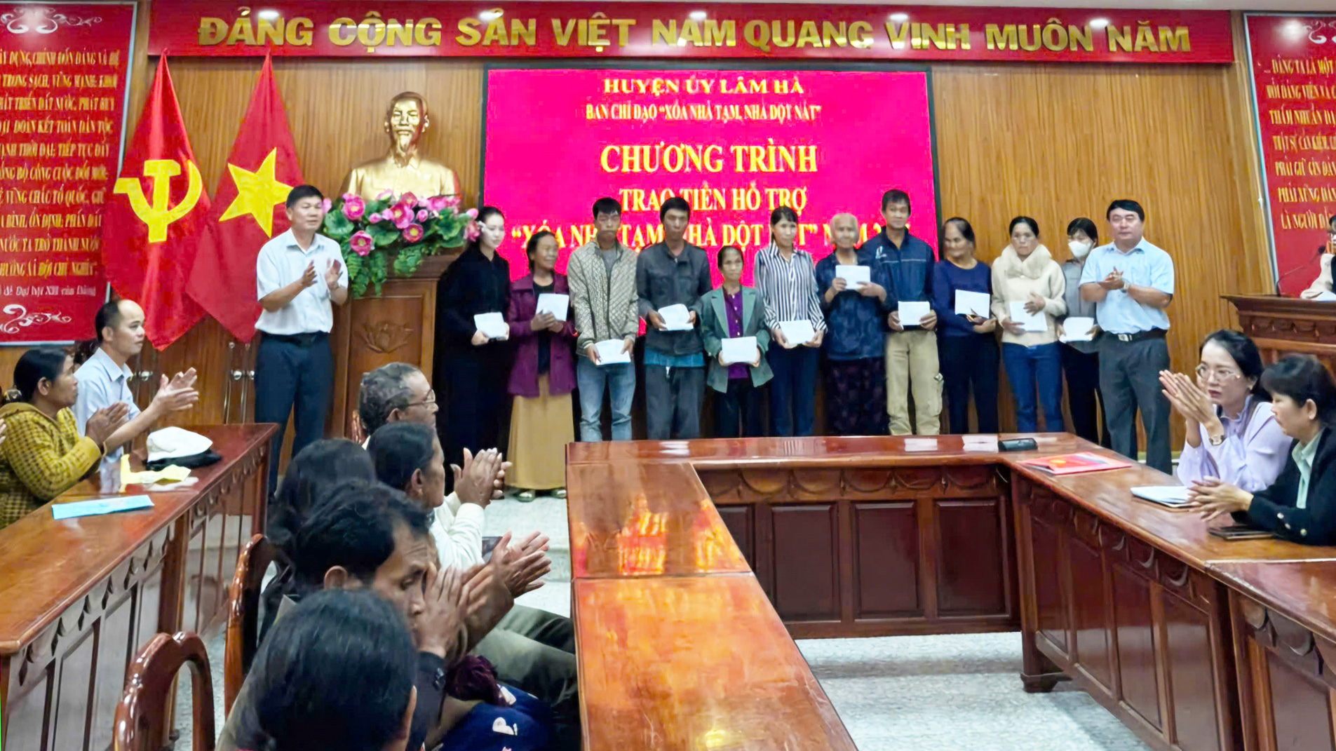 Lâm Hà: Trao tặng kinh phí hỗ trợ xoá nhà tạm, nhà dột nát cho các hộ dân