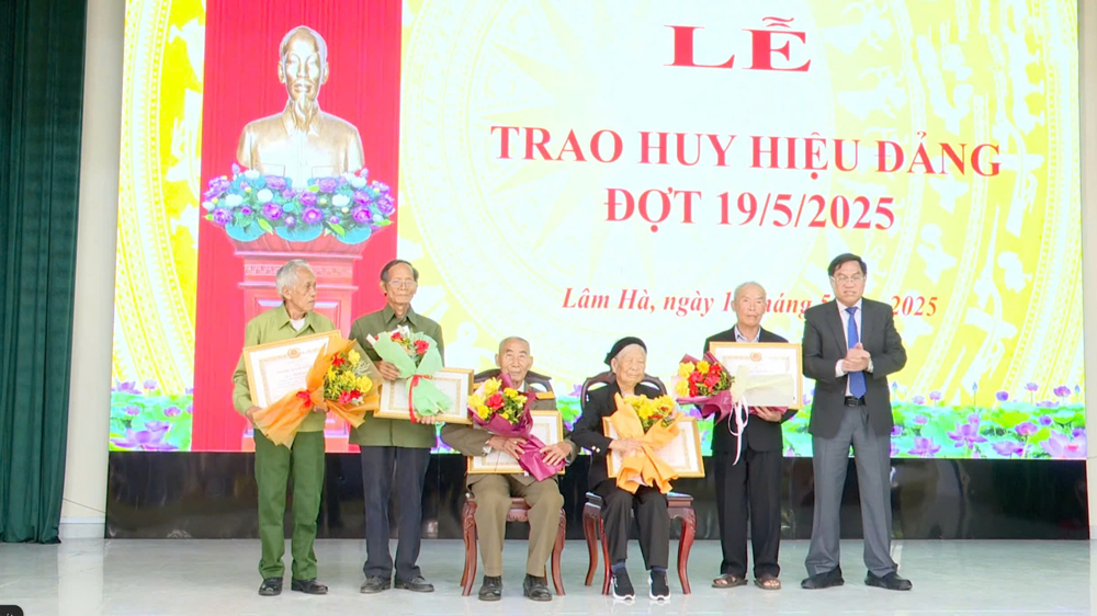 Phó Chủ tịch UBND tỉnh Võ Ngọc Hiệp dự lễ trao Huy hiệu Đảng đợt 19/5 tại Lâm Hà