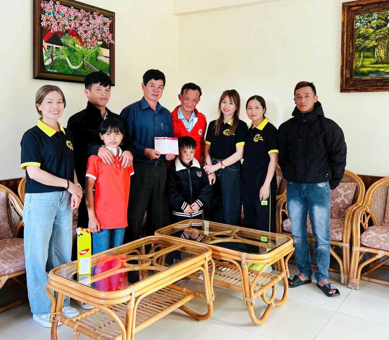 Bàn giao sổ tiết kiệm cho 2 trẻ mồ côi tại Làng Trẻ em SOS Đà Lạt