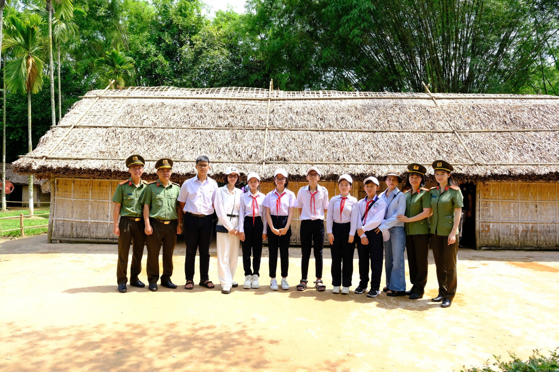 Công an Lâm Đồng tổ chức hành trình về nguồn cho con em cán bộ, chiến sĩ có thành tích trong học tập
