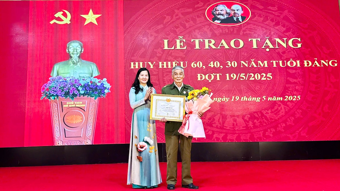 Lạc Dương trao tặng Huy hiệu Đảng đợt 19/5