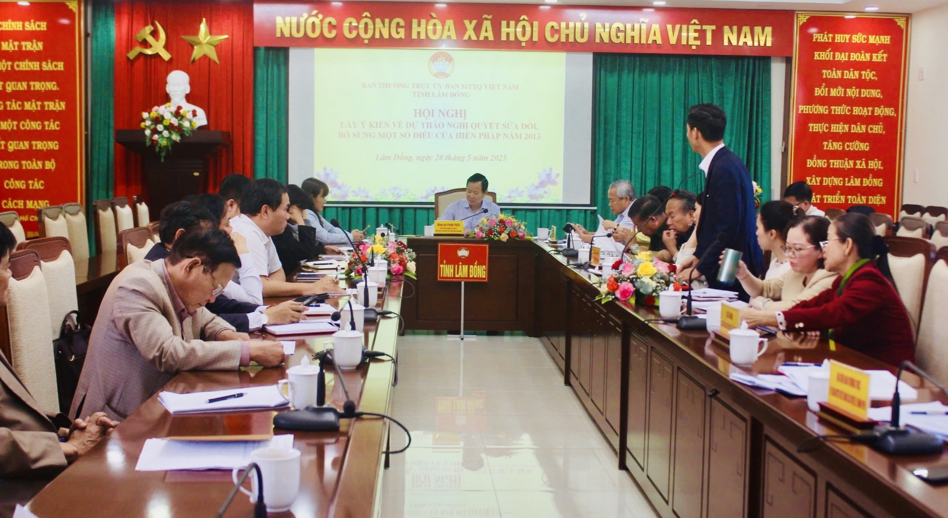 Lấy ý kiến góp ý sửa đổi Hiến pháp năm 2013