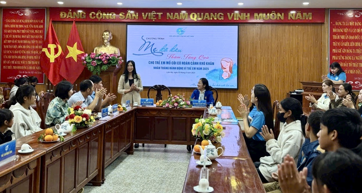 Trung ương Hội Liên hiệp Phụ nữ Việt Nam tặng quà cho trẻ em mồ côi có hoàn cảnh khó khăn huyện Lâm Hà