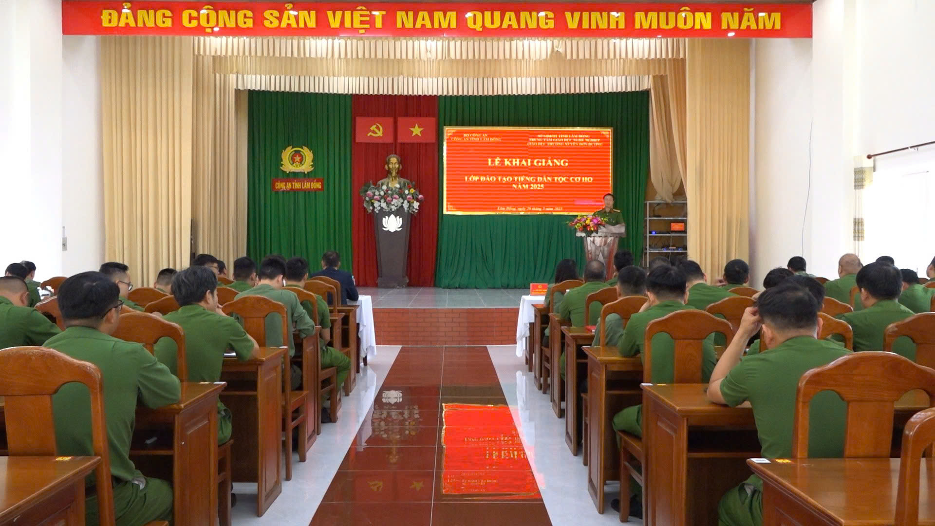 Công an Lâm Đồng khai giảng lớp đào tạo tiếng Cơ Ho