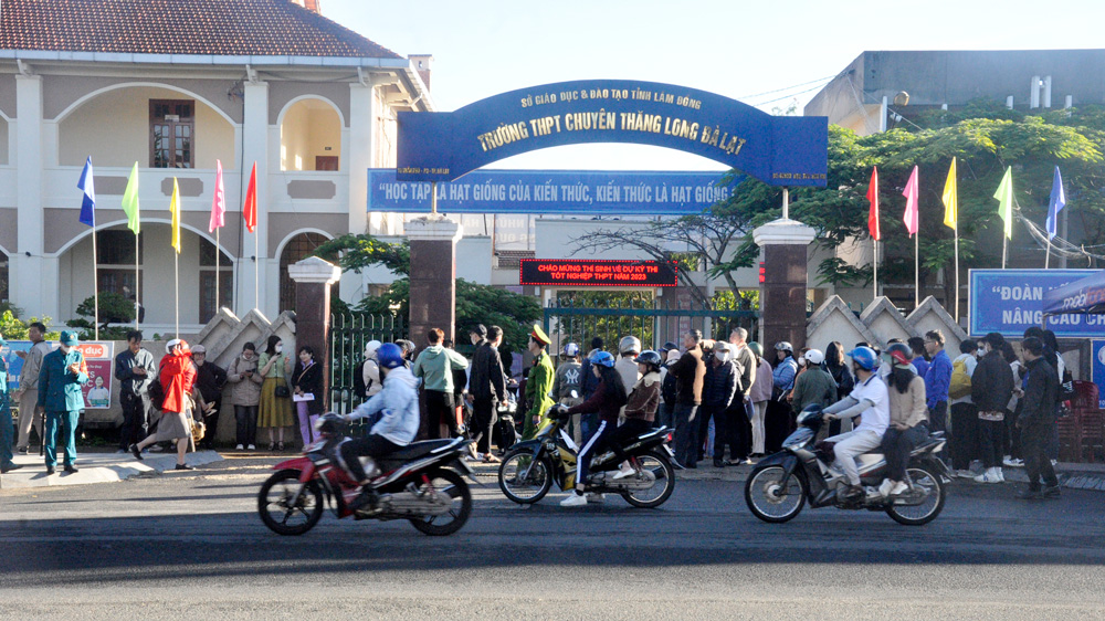 Hơn 14 ngàn thí sinh Lâm Đồng bước vào môn thi đầu tiên