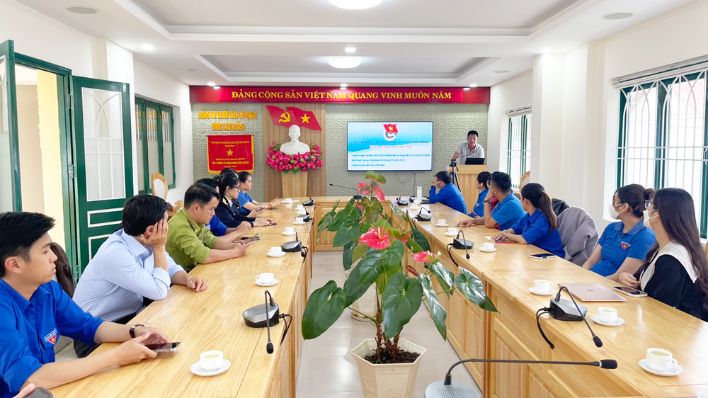Hướng dẫn sử dụng dịch vụ công trực tuyến và tuyên truyền biển đảo cho thanh niên