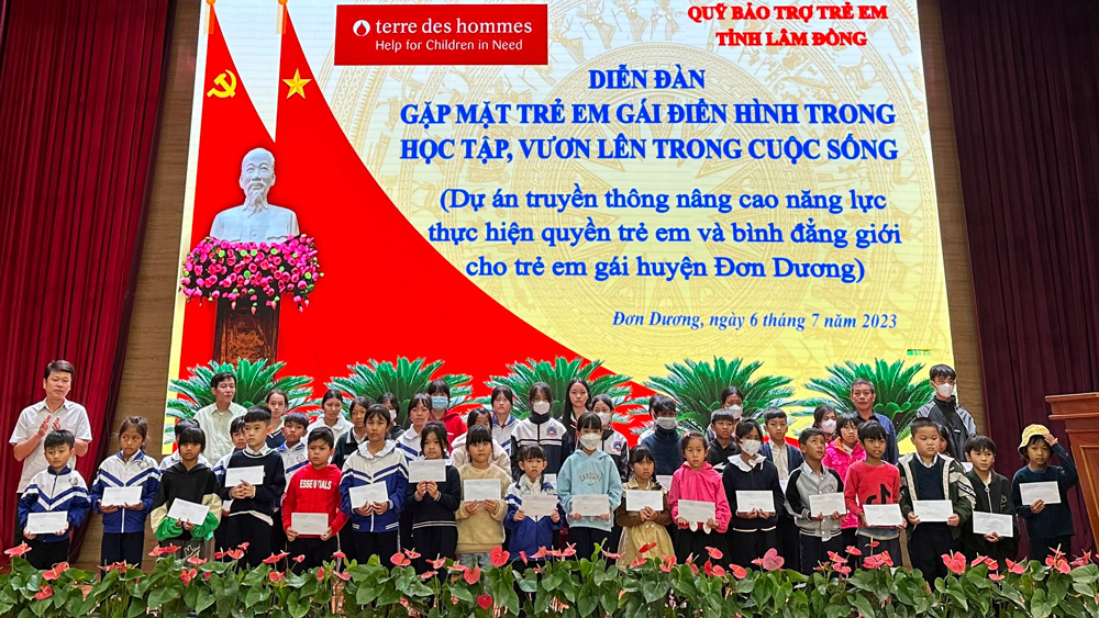 Diễn đàn gặp mặt trẻ em gái điển hình trong học tập, vươn lên trong cuộc sống