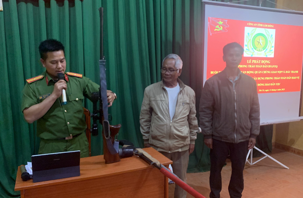 Vận động quần chúng giao nộp vũ khí, vật liệu nổ, công cụ hỗ trợ