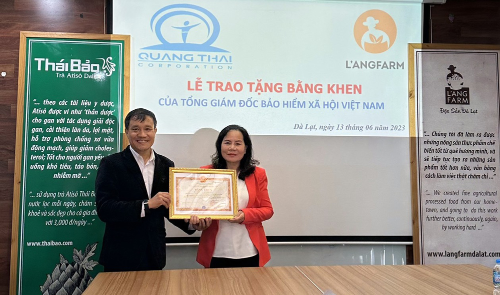 21 tập thể và 14 cá nhân được tặng Bằng khen của BHXH Việt Nam