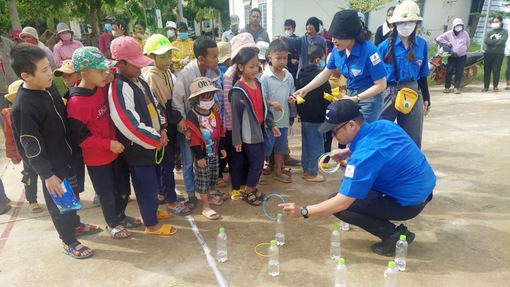 Trao 130 suất quà cho học sinh và người dân vùng sâu Đức Trọng