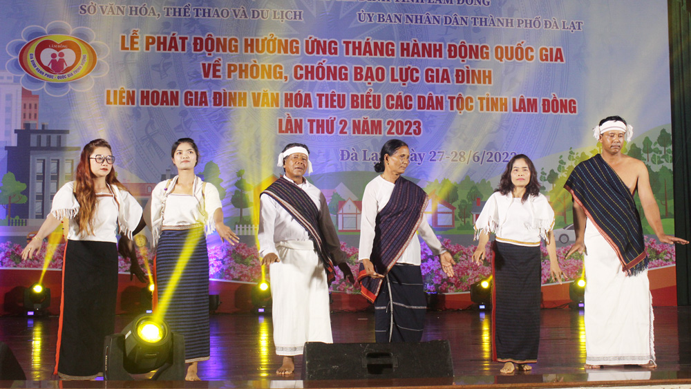 Thi hát dân ca và trình diễn trang phục truyền thống các dân tộc