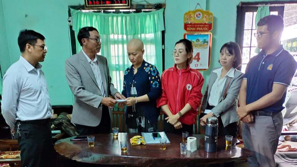 Trao tài trợ đột xuất 30 triệu đồng giúp cho bệnh nhân ung thư