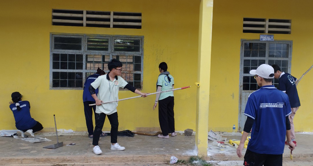 Đức Trọng: Tổ chức Ngày cao điểm tình nguyện Vì đàn em thân yêu tại xã vùng sâu