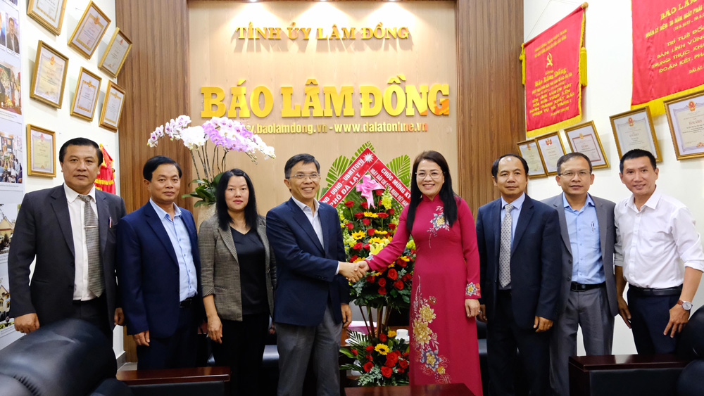 Báo Lâm Đồng đón nhận nhiều tình cảm của các đơn vị, địa phương nhân Ngày Báo chí Cách mạng Việt Nam