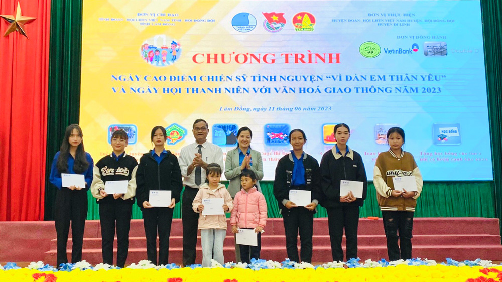 Nhiều hoạt động ý nghĩa trong Ngày cao điểm chiến sĩ tình nguyện Vì đàn em thân yêu