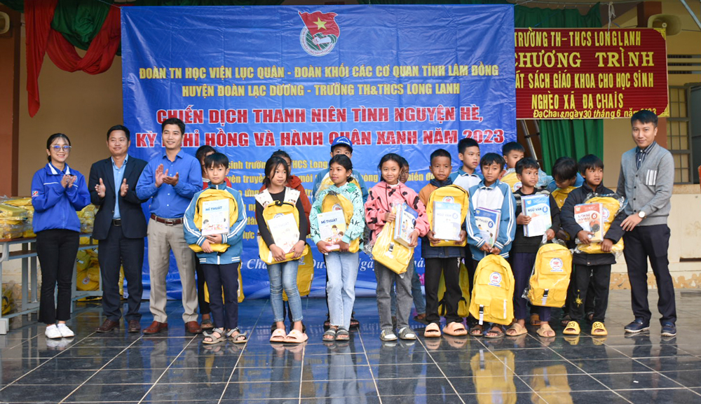 Nhiều phần quà ý nghĩa đến với người dân Đạ Chais