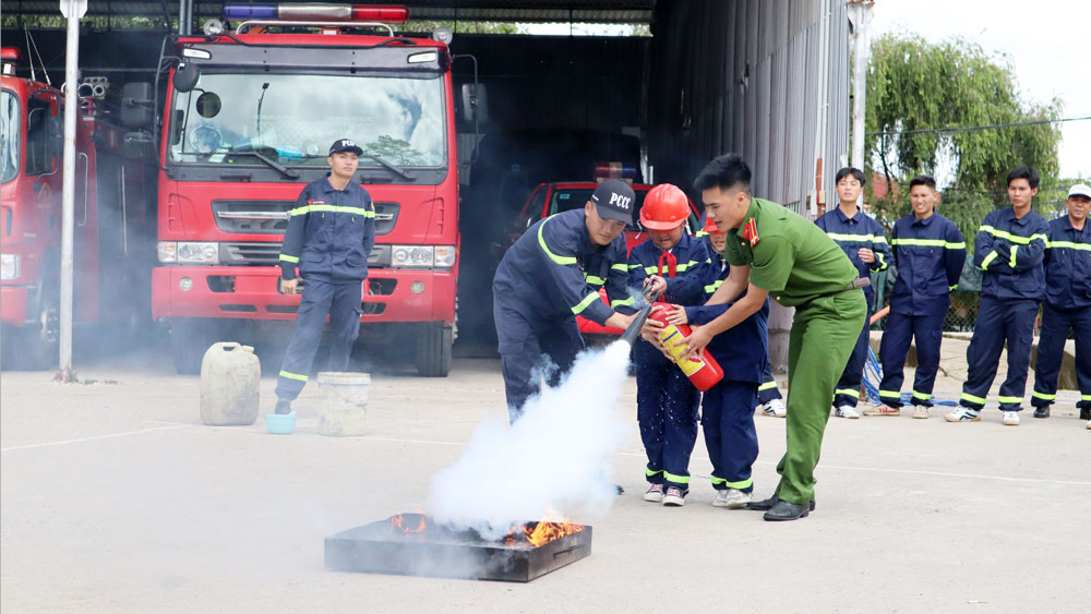 Thiếu nhi Đà Lạt trải nghiệm làm chiến sĩ phòng cháy chữa cháy