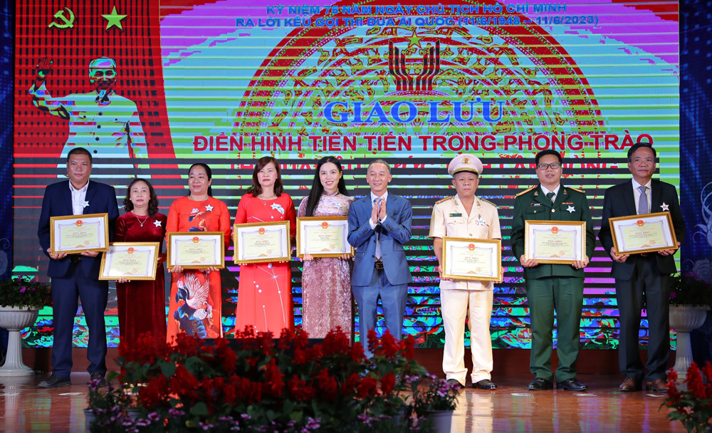 Tư tưởng Hồ Chí Minh soi sáng phong trào thi đua yêu nước