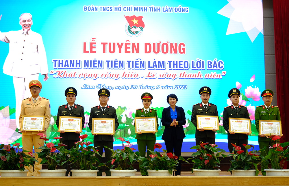 Tuyên dương thanh niên tiên tiến làm theo lời Bác