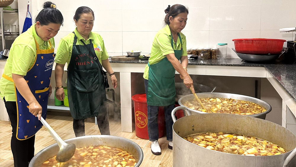 Bảo Lộc: Nhóm thiện nguyện nấu 550 suất cơm tặng bệnh nhân khó khăn