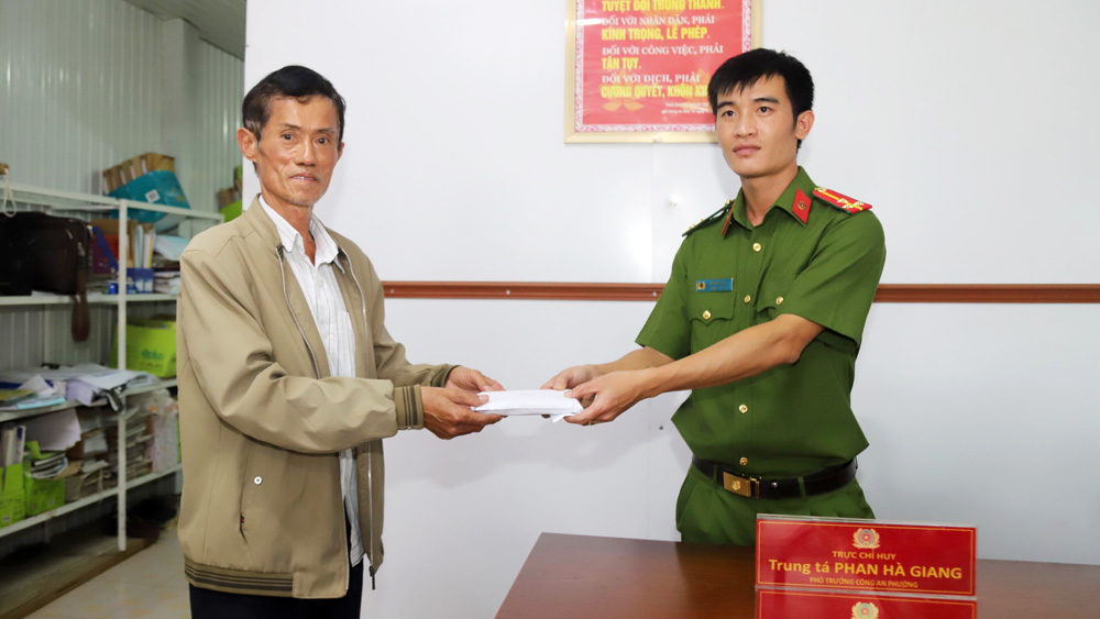 Bảo Lộc: Thấy 37 triệu đồng chui ra từ cây ATM, người đàn ông liền mang giao nộp công an