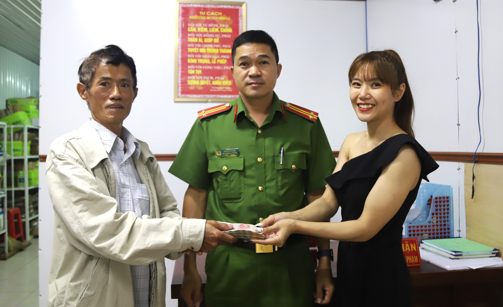 Bảo Lộc: Trao trả số tiền 37 triệu đồng cho chủ nhân gửi tiền vào cây ATM bị lỗi
