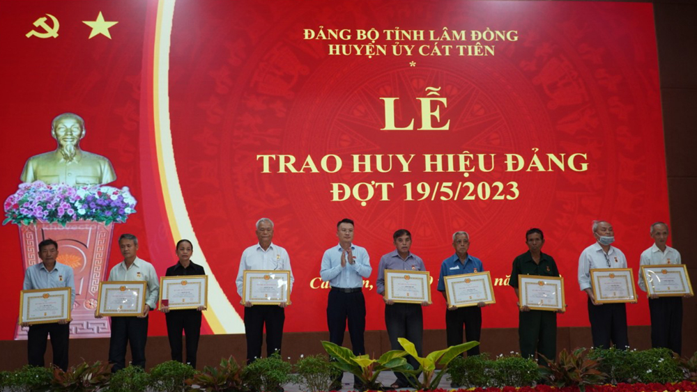 Cát Tiên: Trao Huy hiệu Đảng dịp 19/5 cho 10 đảng viên