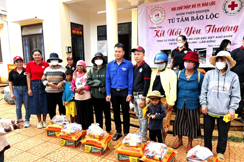 Trao tặng hơn 120 phần quà cho người khó khăn xã Gia Bắc