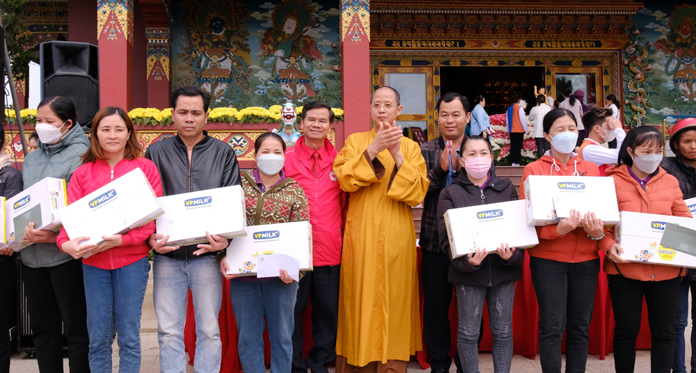 Hơn 1,1 tỉ đồng hỗ trợ vùng đồng bào dân tộc thiểu số và người dân có hoàn cảnh khó khăn
