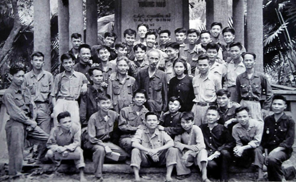 Bác Hồ với thi đua yêu nước