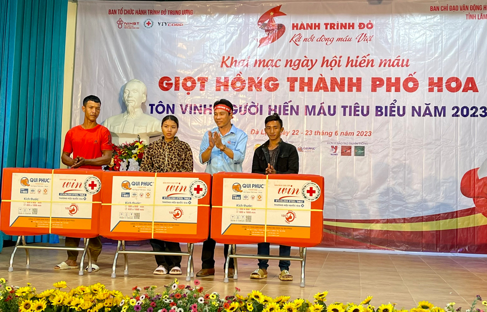 Trao tặng 10 bộ bàn ghế cho các gia đình khó khăn
