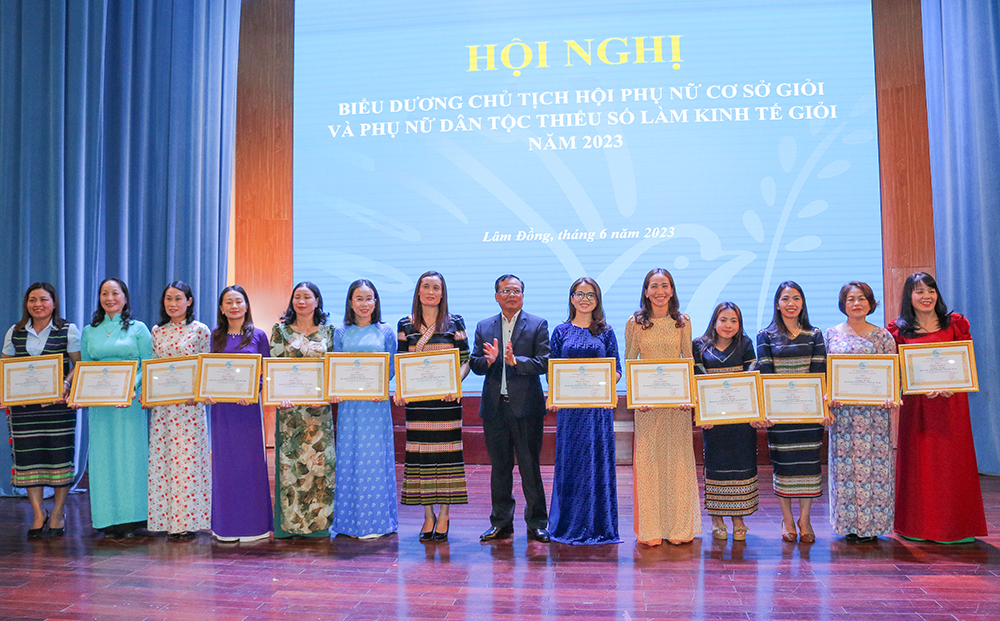 Biểu dương Chủ tịch Hội Phụ nữ cơ sở giỏi và phụ nữ dân tộc thiểu số làm kinh tế giỏi