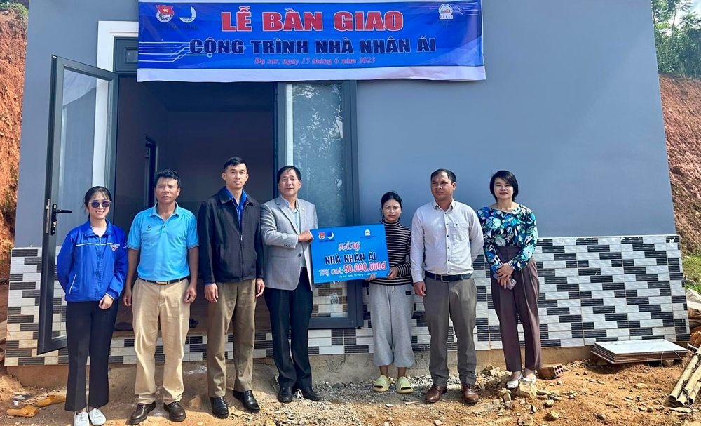 Lạc Dương: Trao tặng Nhà nhân ái cho đoàn viên thanh niên có hoàn cảnh khó khăn