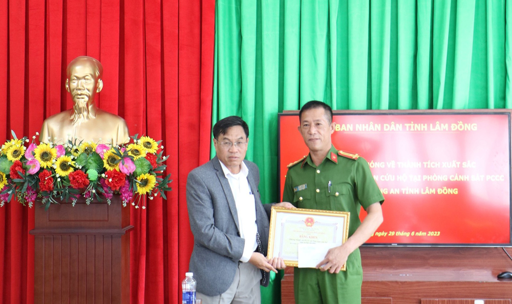 Khen thưởng đột xuất Phòng Cảnh sát Phòng cháy, chữa cháy và Cứu nạn, cứu hộ