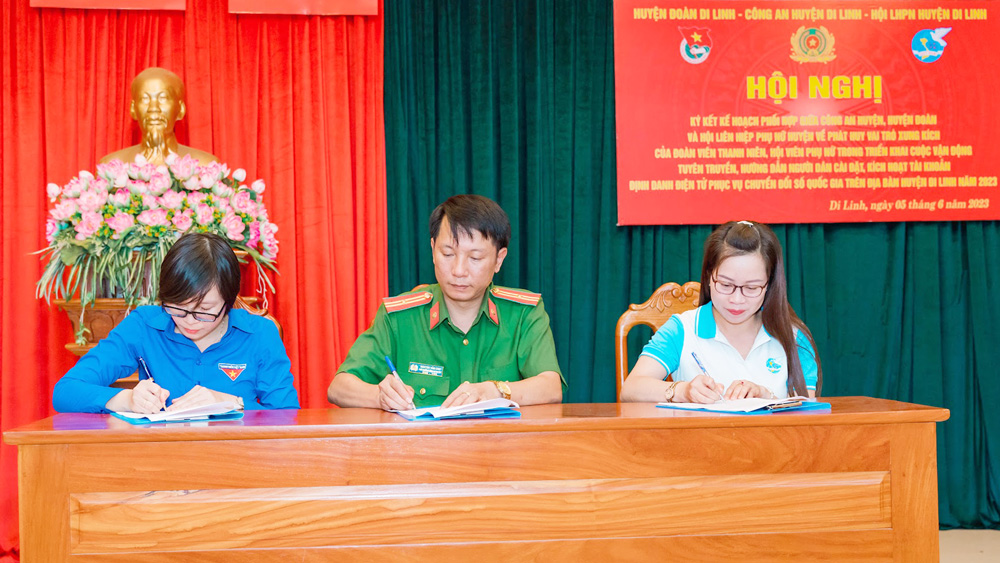 Di Linh: Phối hợp hỗ trợ người dân cài đặt, kích hoạt tài khoản định danh điện tử
