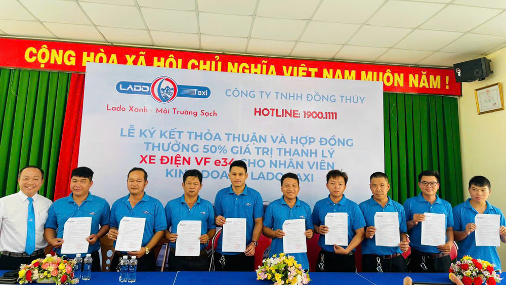 Lado Taxi ký kết thoả thuận và hợp đồng thưởng giá trị thanh lý xe ô tô điện cho nhân viên