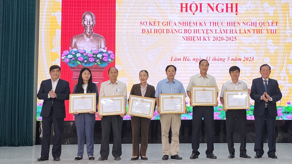 Giải pháp nâng cao chất lượng đội ngũ cán bộ, đảng viên ở Lâm Hà