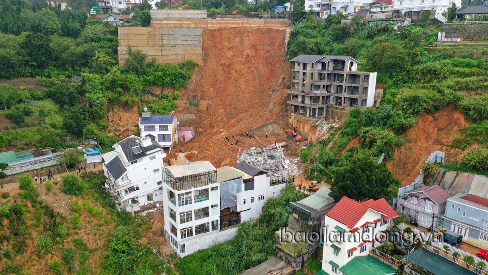 Đà Lạt: Sạt lở ta luy vùi lấp người và nhà cửa