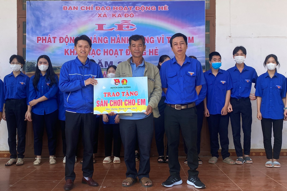 Đơn Dương: Trao tặng sân chơi cho thiếu nhi