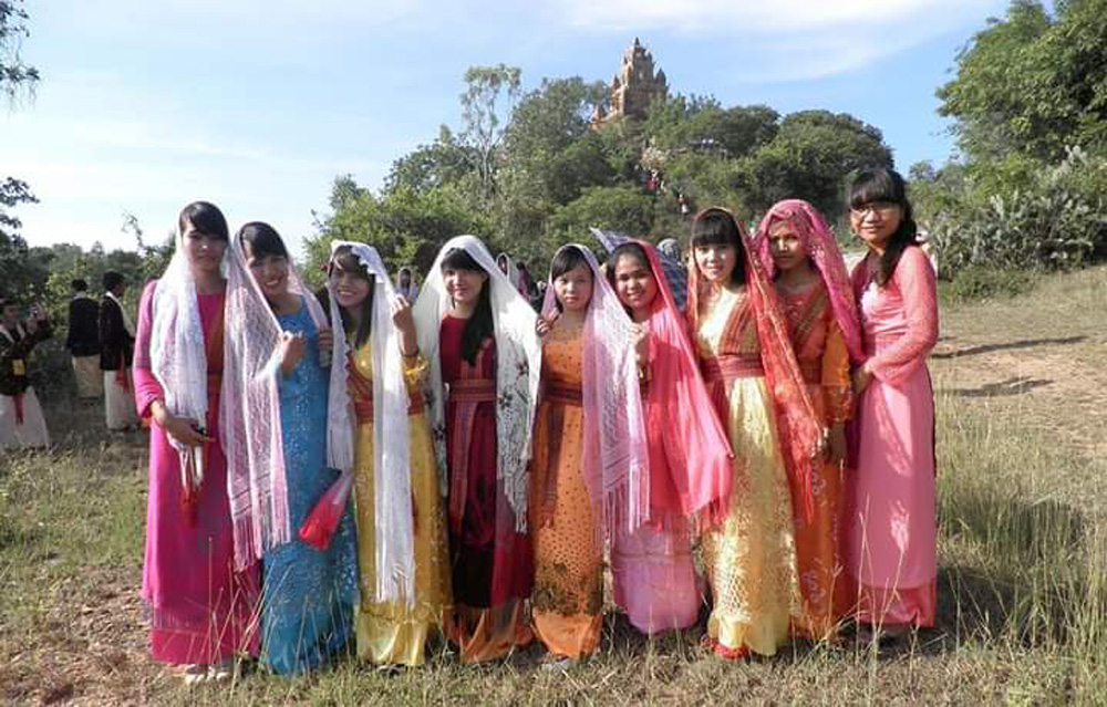 Về làng Chăm