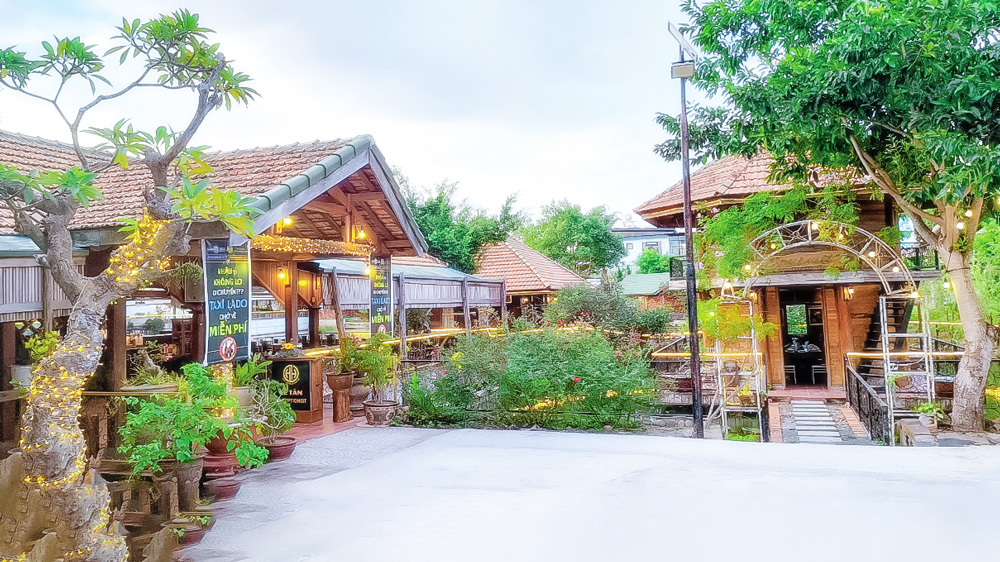 Huy Hoàng F&B - Làng Bà Cọ: đến và... trải nghiệm